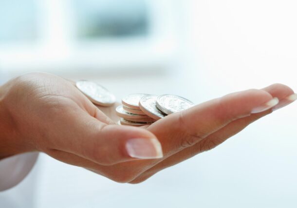 geld op een handpalm gelegd