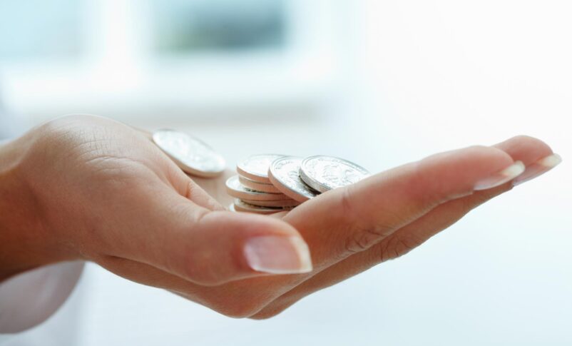 geld op een handpalm gelegd