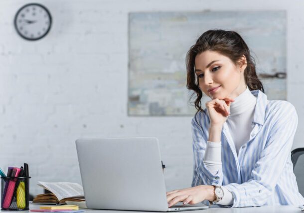 vrouw achter een laptop
