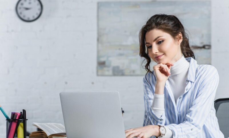 vrouw achter een laptop