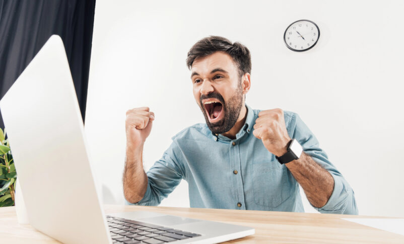 Man schreeuwt van blijdschap naar laptop