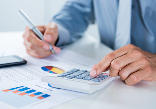 Zakenman doen berekeningen